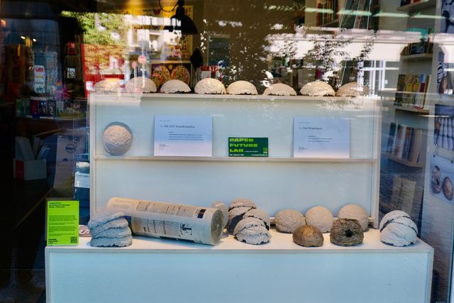 Blick auf die Ausstellung DIE ZEIT Transformation in einem Schaufenster